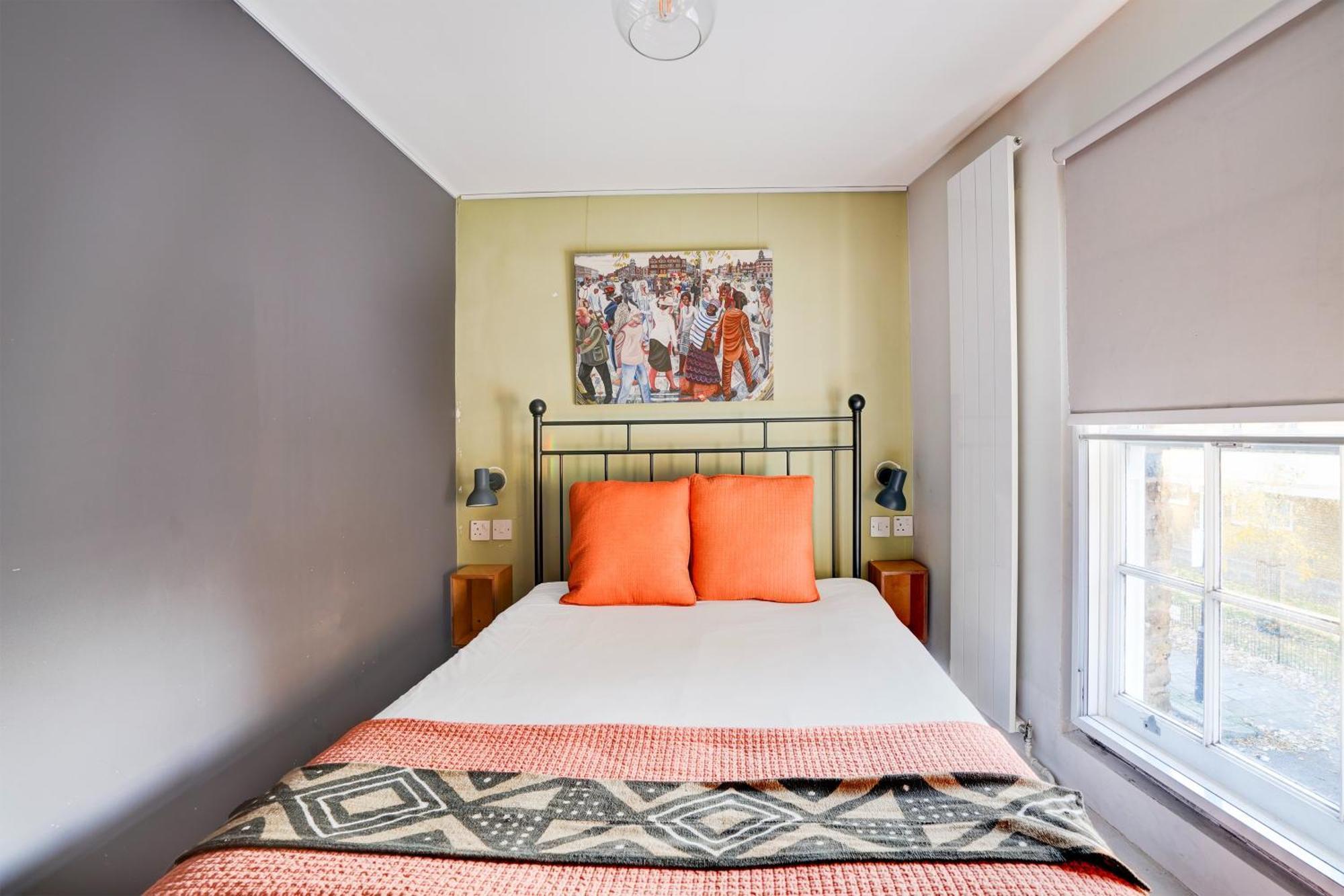 Dancenter Southwark Near Bridge 3*